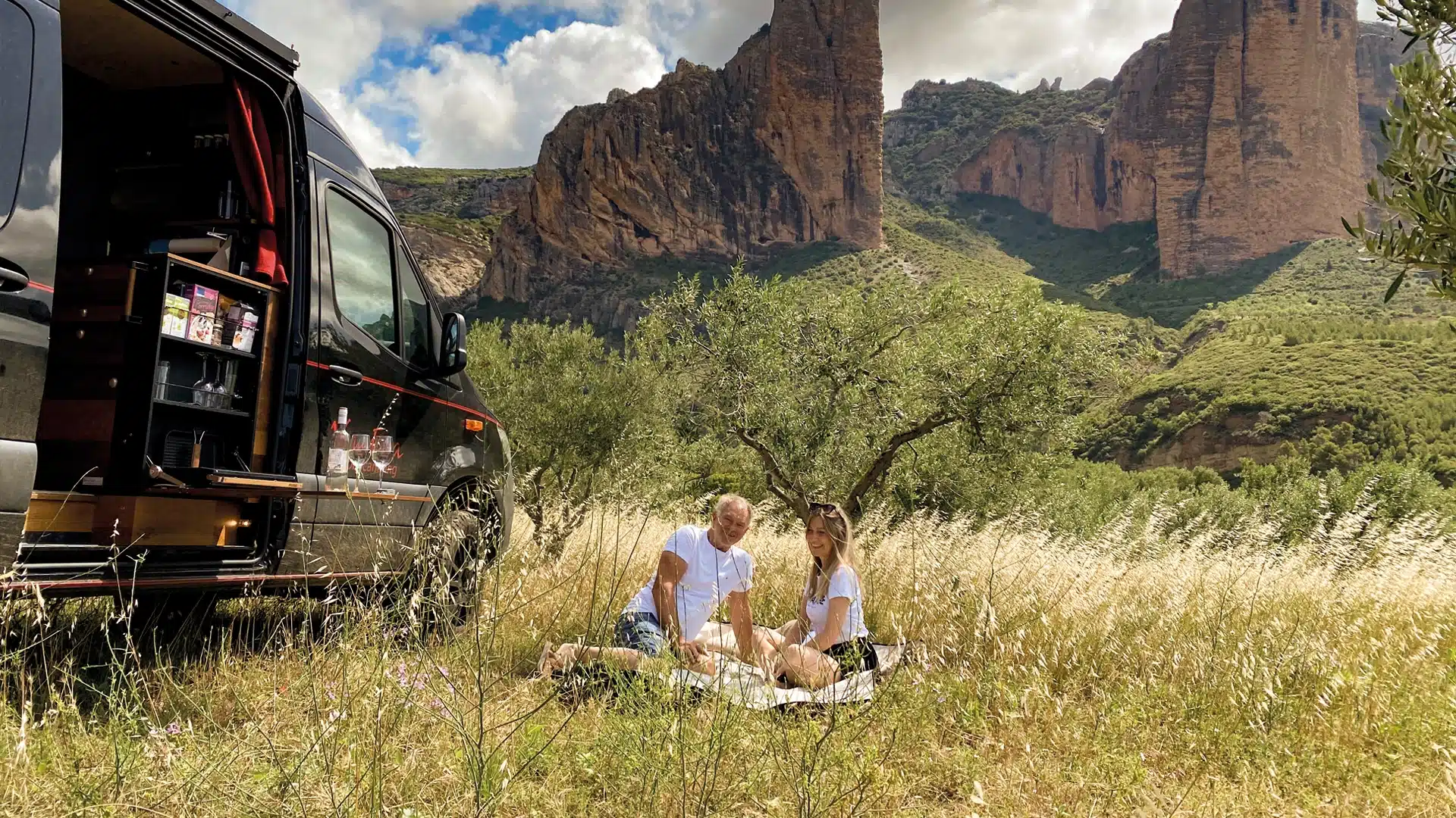VanEssa Camper Mercedes Sprinter in Spanien Pyrenäen
