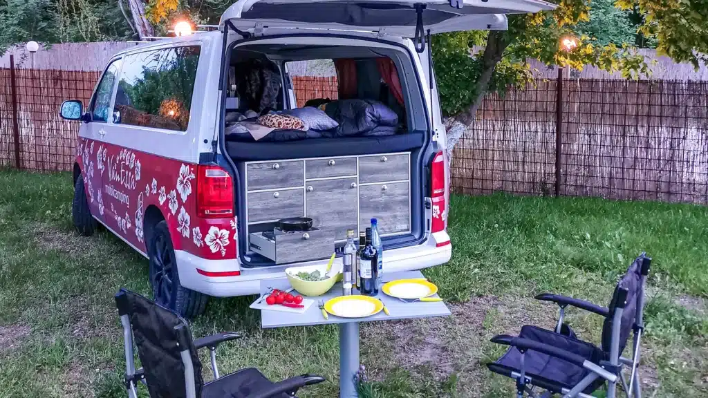 VanEssa in Ungarn 2024 im VW-Bus T6 Transporter mit Heckküche Schlafsystem Innenraumturm und Zubehör