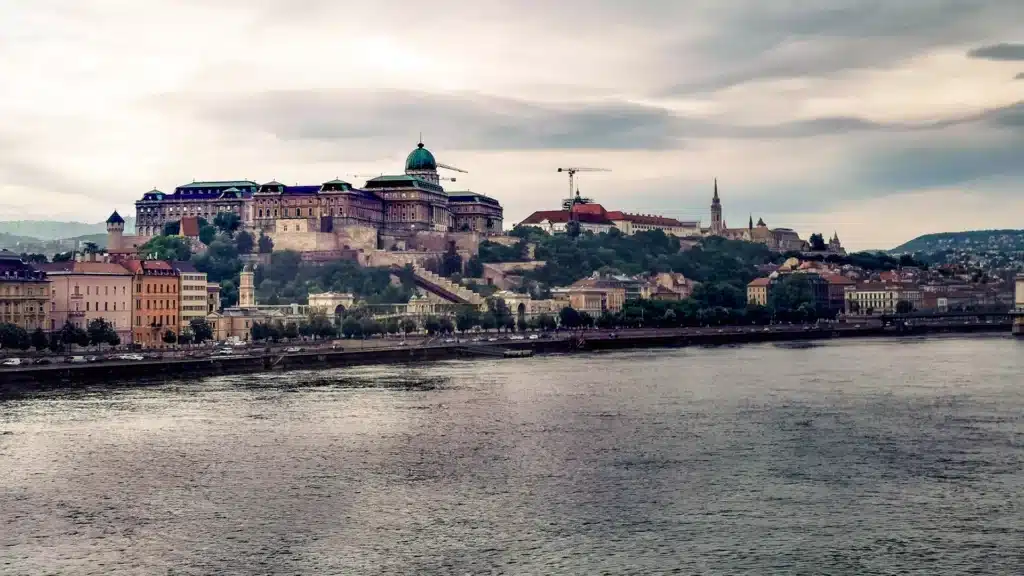 VanEssa in Ungarn 2024 im VW-Bus T6 Transporter mit Heckküche Schlafsystem Innenraumturm und Zubehör
