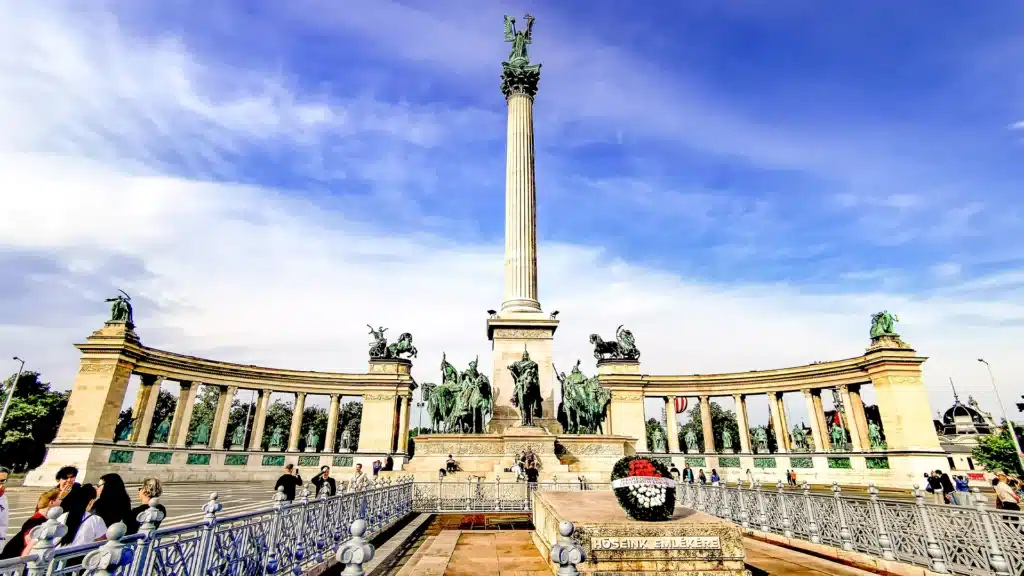 VanEssa in Ungarn 2024 im VW-Bus T6 Transporter mit Heckküche Schlafsystem Innenraumturm und Zubehör