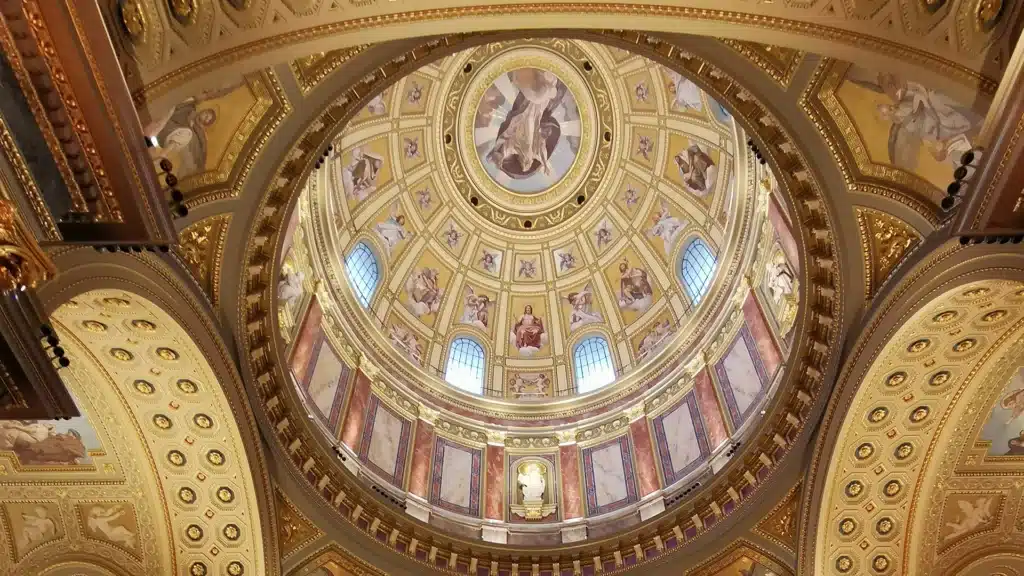 VanEssa in Ungarn 2024 im VW-Bus T6 Transporter mit Heckküche Schlafsystem Innenraumturm und Zubehör