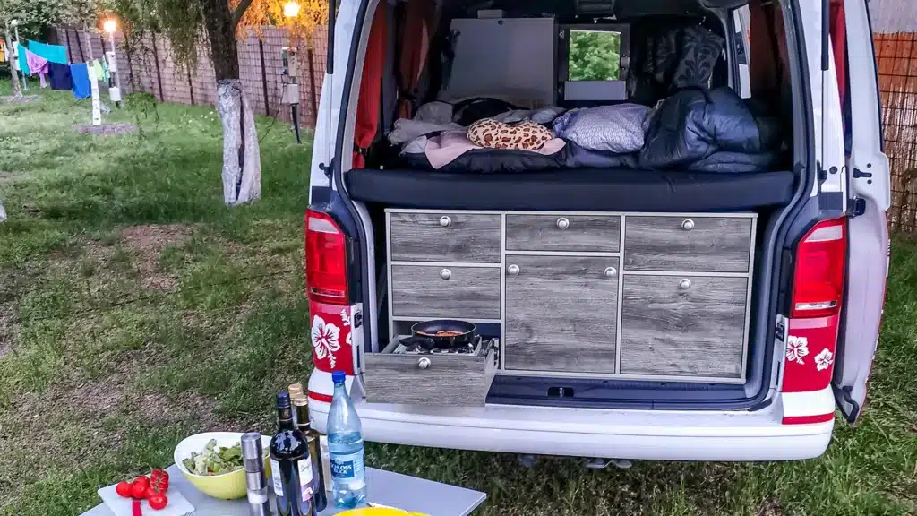 VanEssa in Ungarn 2024 im VW-Bus T6 Transporter mit Heckküche Schlafsystem Innenraumturm und Zubehör