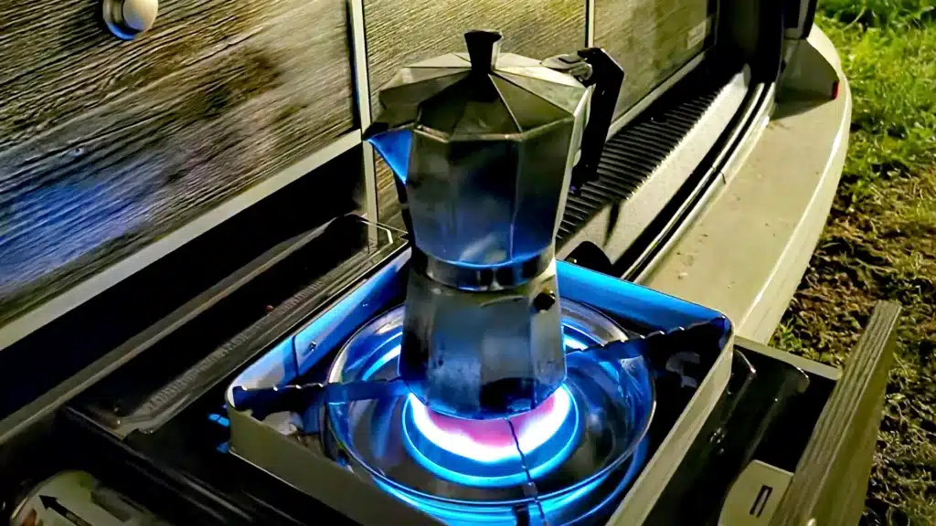 VanEssa in Ungarn 2024 im VW-Bus T6 Transporter mit Heckküche Schlafsystem Innenraumturm und Zubehör