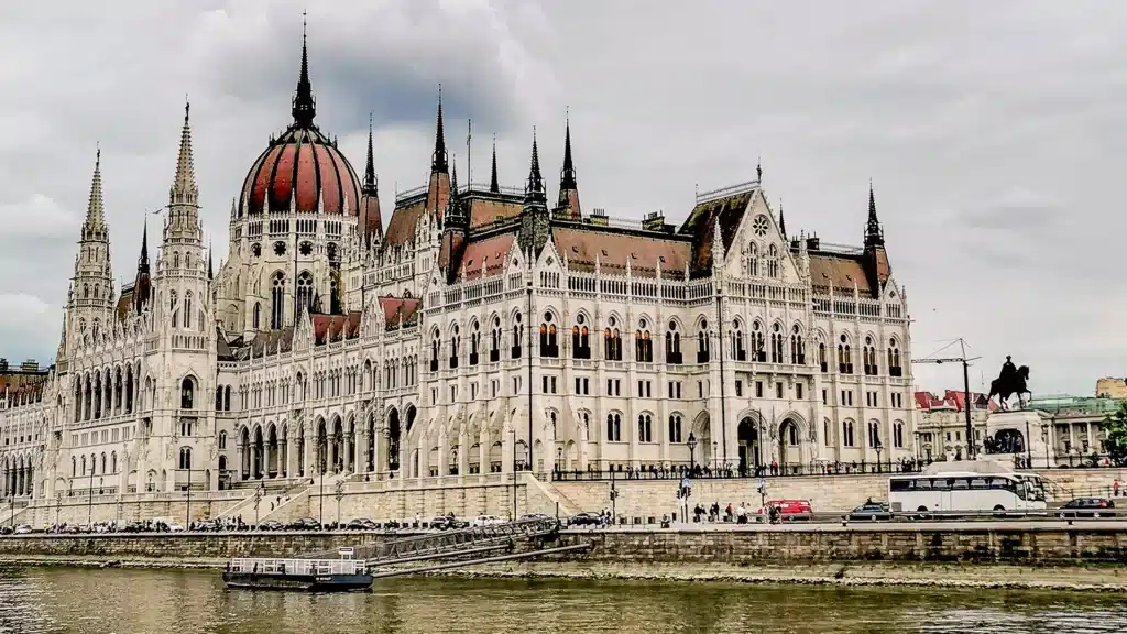 VanEssa in Ungarn 2024 im VW-Bus T6 Transporter mit Heckküche Schlafsystem Innenraumturm und Zubehör