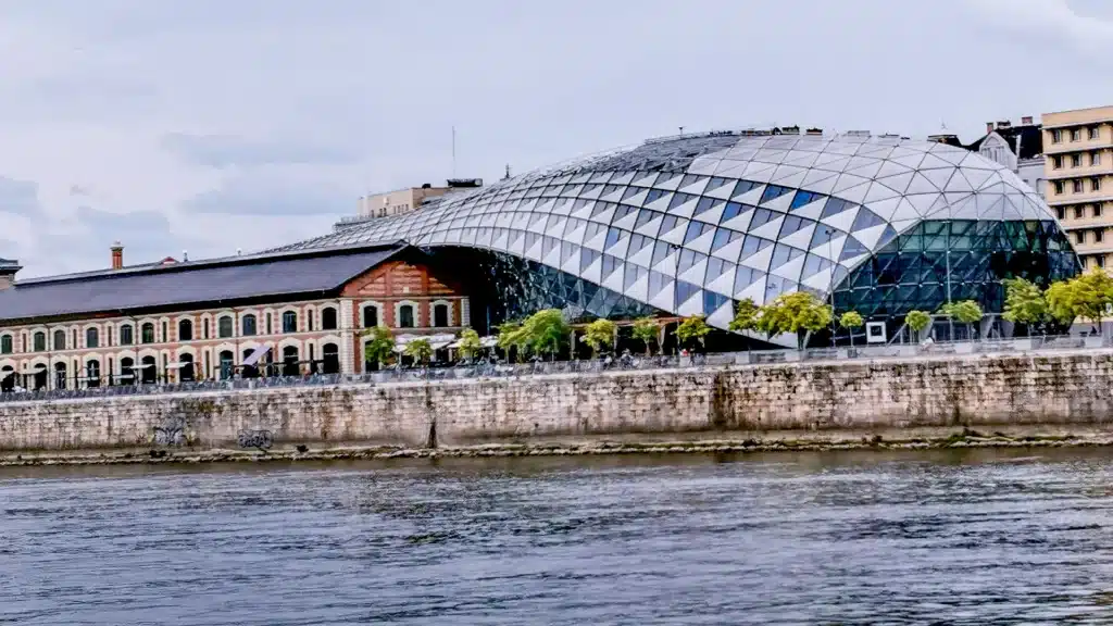 VanEssa in Ungarn 2024 im VW-Bus T6 Transporter mit Heckküche Schlafsystem Innenraumturm und Zubehör