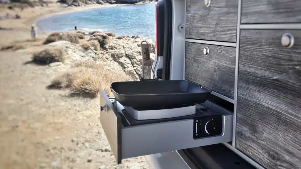 Campingurlaub auf Sardinien im VW T6 Transporter 2022 mit VanEssa Heckküche und Schlafsystem