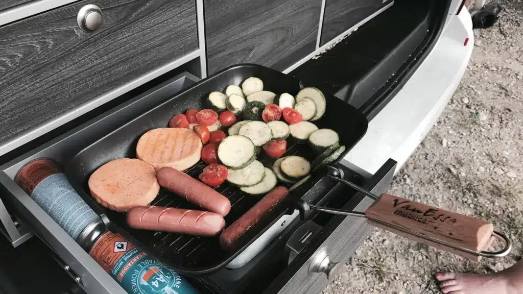 Campingurlaub auf Sardinien im VW T6 Transporter 2022 mit VanEssa Heckküche inklusive Gaskocher