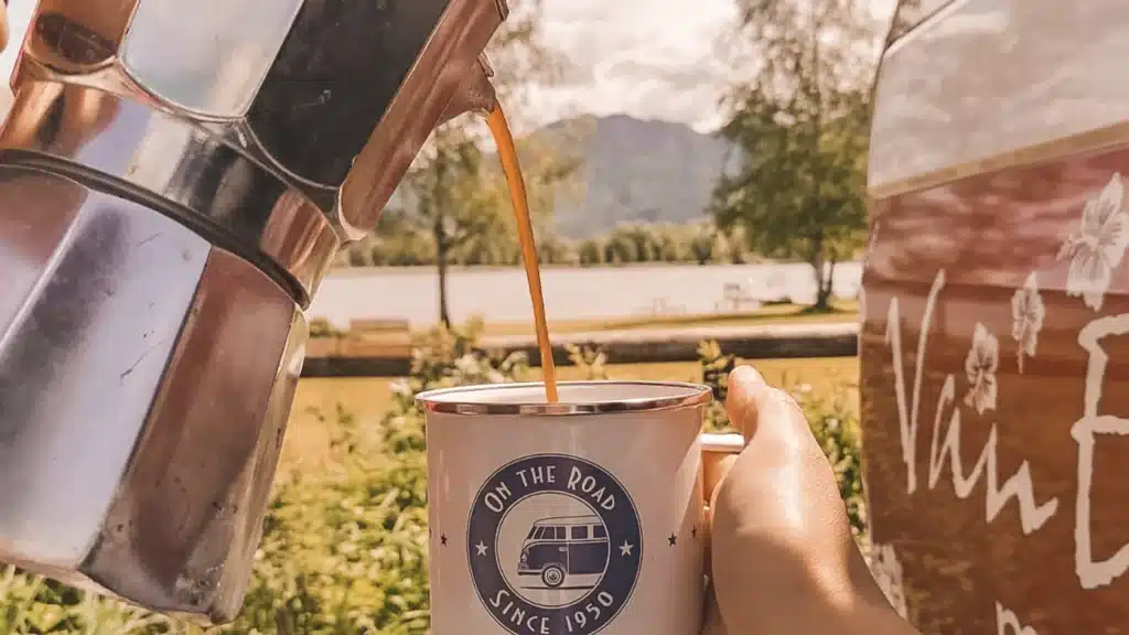 Aktivurlaub in Süddeutschland im VW T6 Transporter 2022 mit VanEssa Heckküche und Schlafsystem sowie Stauraummodul