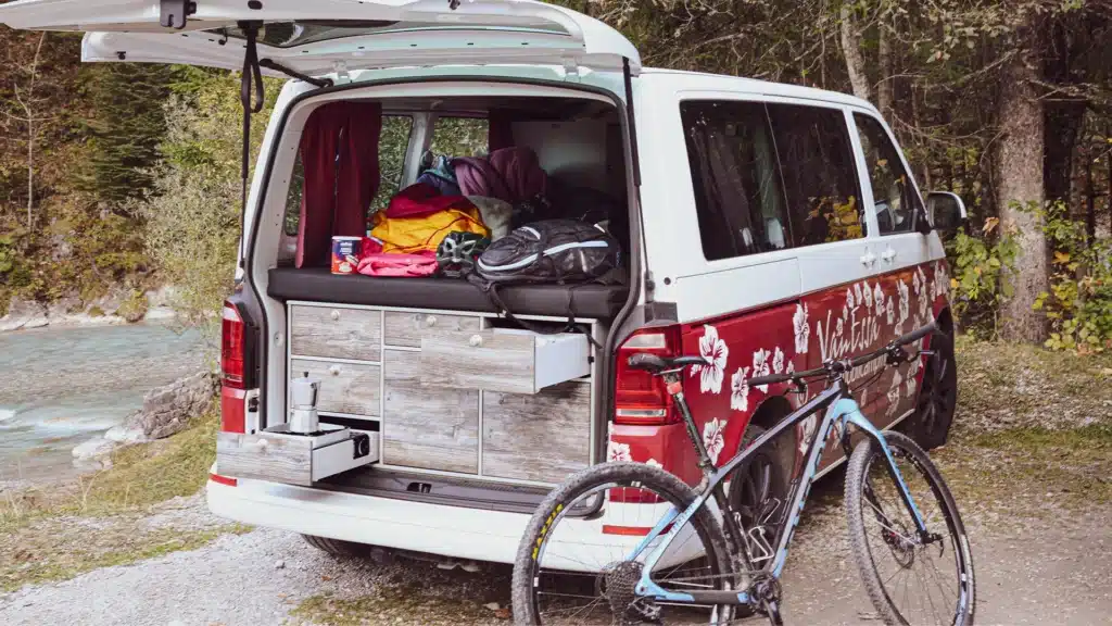 Aktivurlaub in Süddeutschland im VW T6 Transporter 2022 mit VanEssa Heckküche und Schlafsystem sowie Stauraummodul