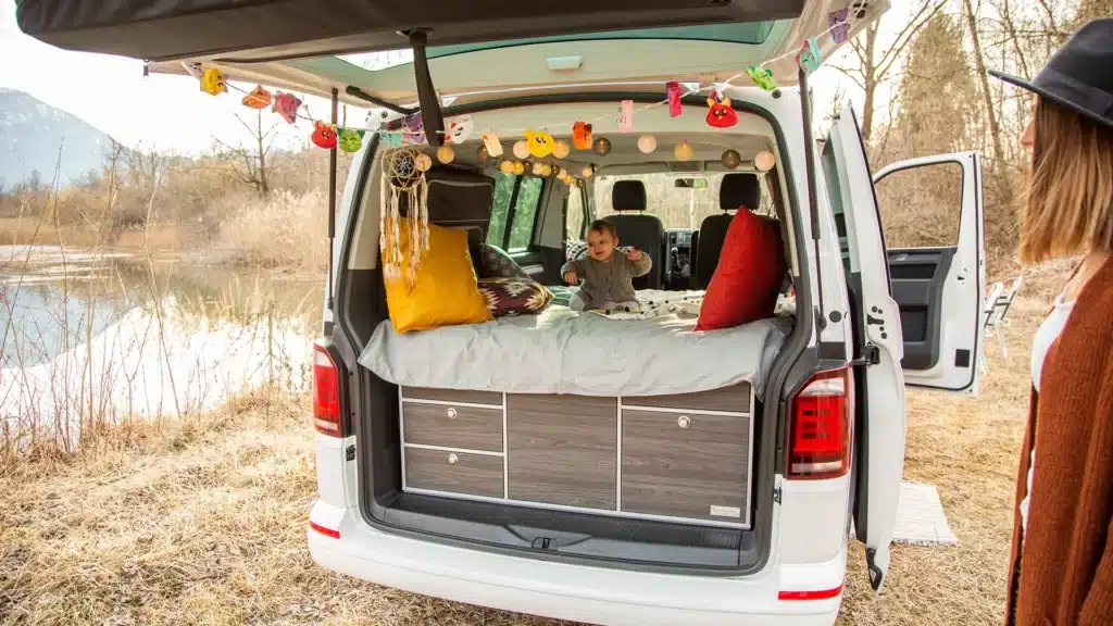 Familienurlaub in Norddeutschland im VW T6 Multivan 2023 mit VanEssa Heckküche Schlafsystem und Fenster-Packtaschen als Koffer Sonnenschutz und Verdunklung