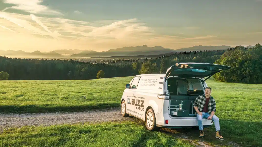 Campen im VW ID.Buzz Cargo 2024 in Bayern mit VanEssa Heckküche und Schlafsystem