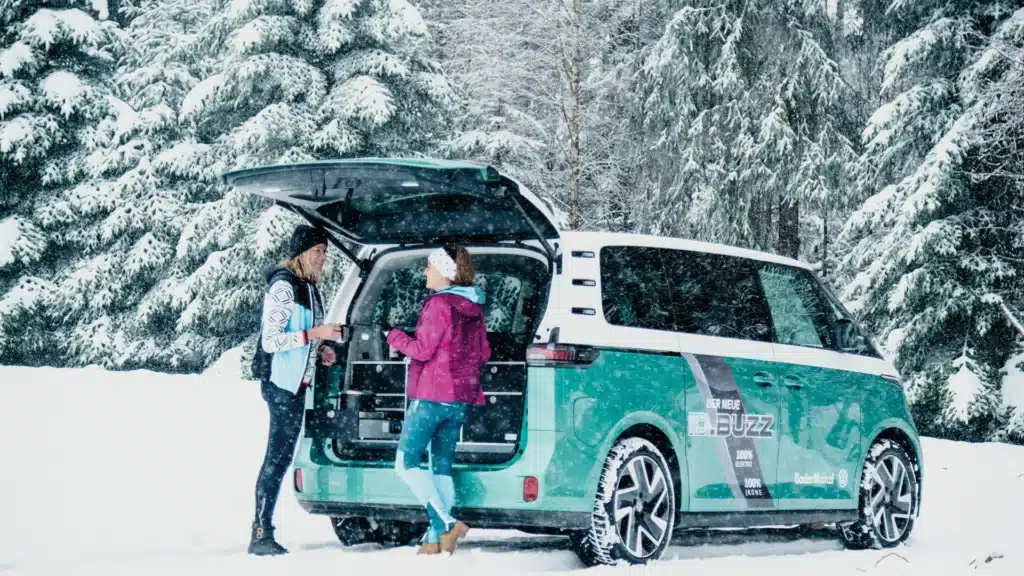 Mit VanEssa mobilcamping Wintercampen im VW ID.Buzz 2023 in Bayern mit Heckküche und Schlafsystem