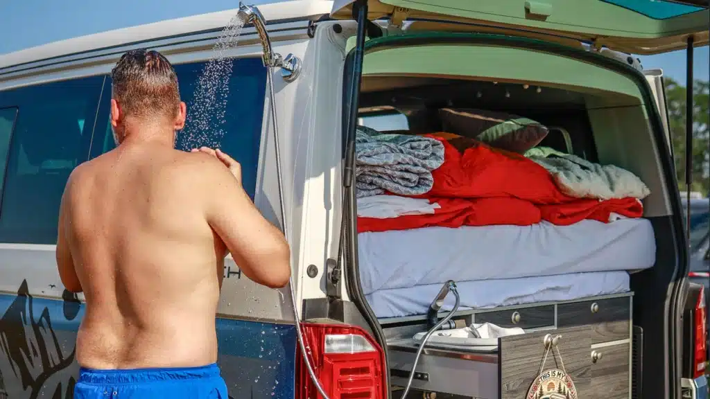 Campen in Deutschland im Wanderurlaub im VW T6 California Beach 2024 mit VanEssa Heckküche Schlafsystem sowie Duschschlauch und Packtaschen als Zubehör