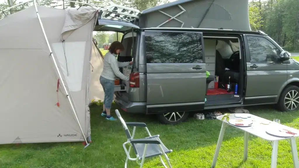Campingurlaub in Österreich im VW T6 California Beach 2019 mit VanEssa Heckküche und Schlafsystem sowie Stauraummodul und VAUDE Vorzelt als Zubehör
