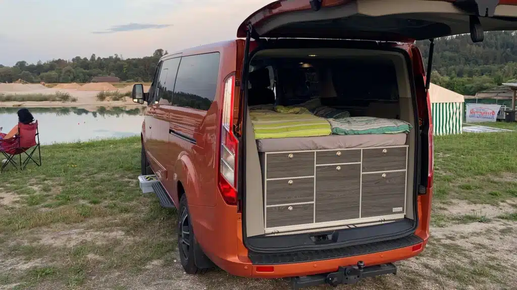 Campen in Österreich im Ford Tourneo Custom 2019 mit der VanEssa Heckküche und Schlafsystem