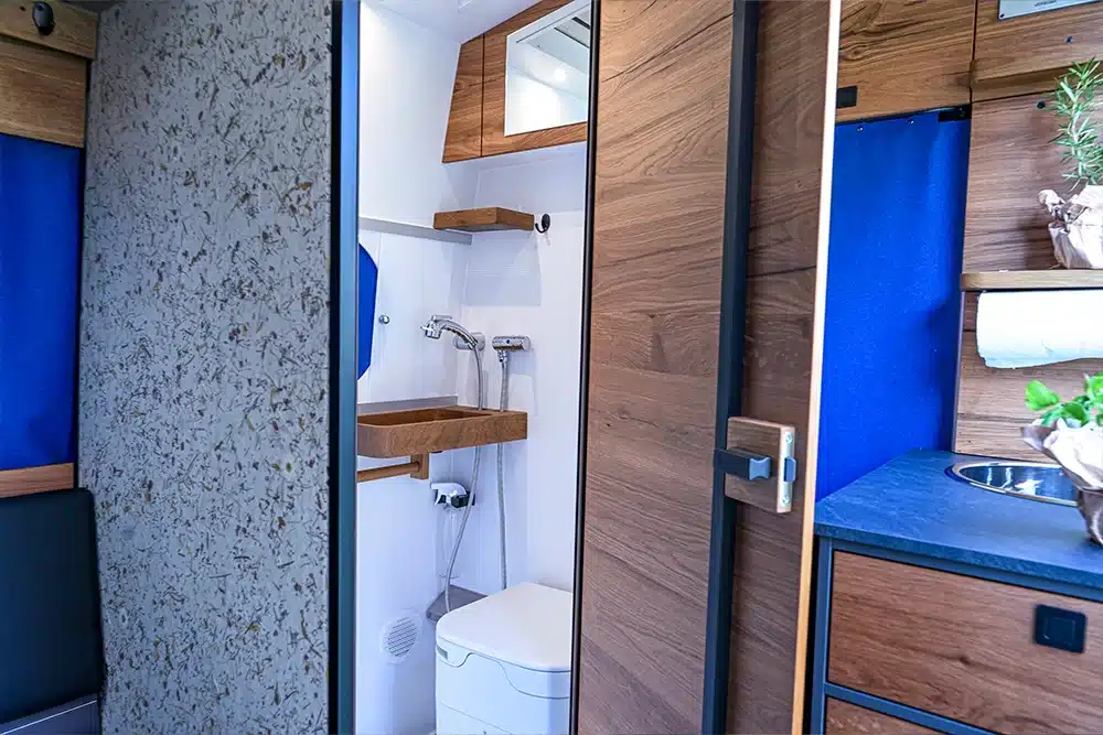 Duschkabine mit WC mit Heublumentapete