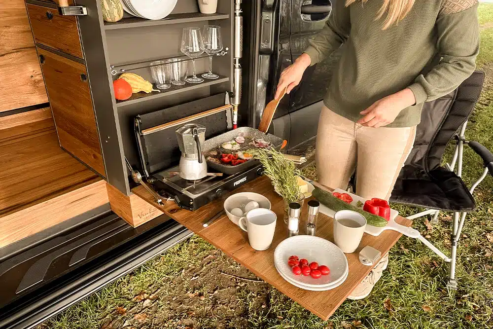 Außengrill Doppelflammer auf Klapptisch der Outdoorküche