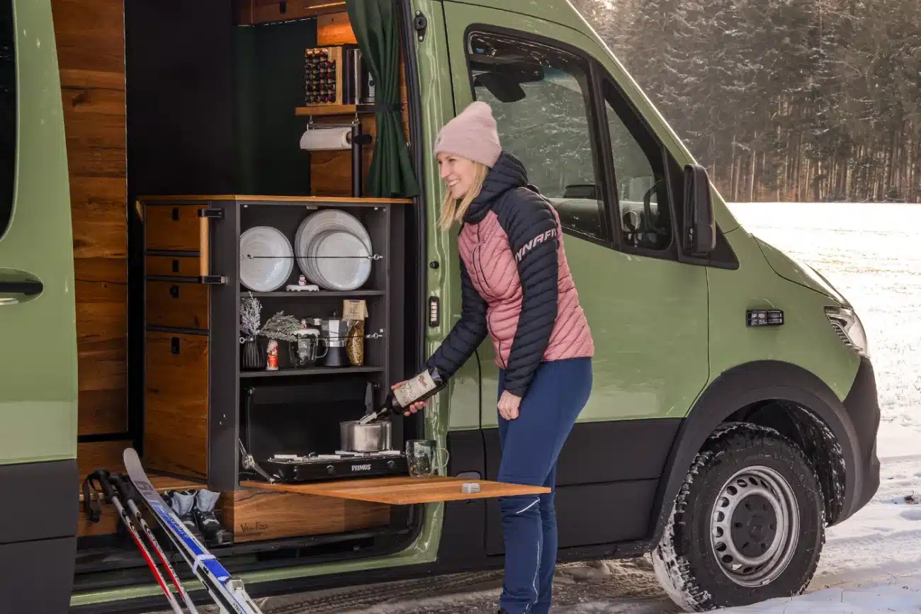 Outdoorküche mit Gaskocher auf Ausklapptisch im VanEssa Camper