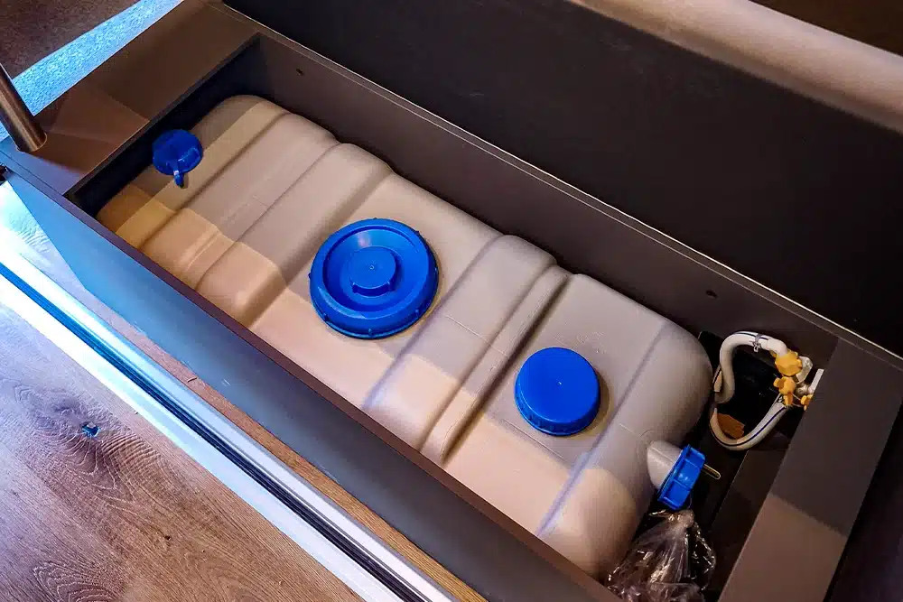 Stautruhe im Camperausbau mit Wintertanks