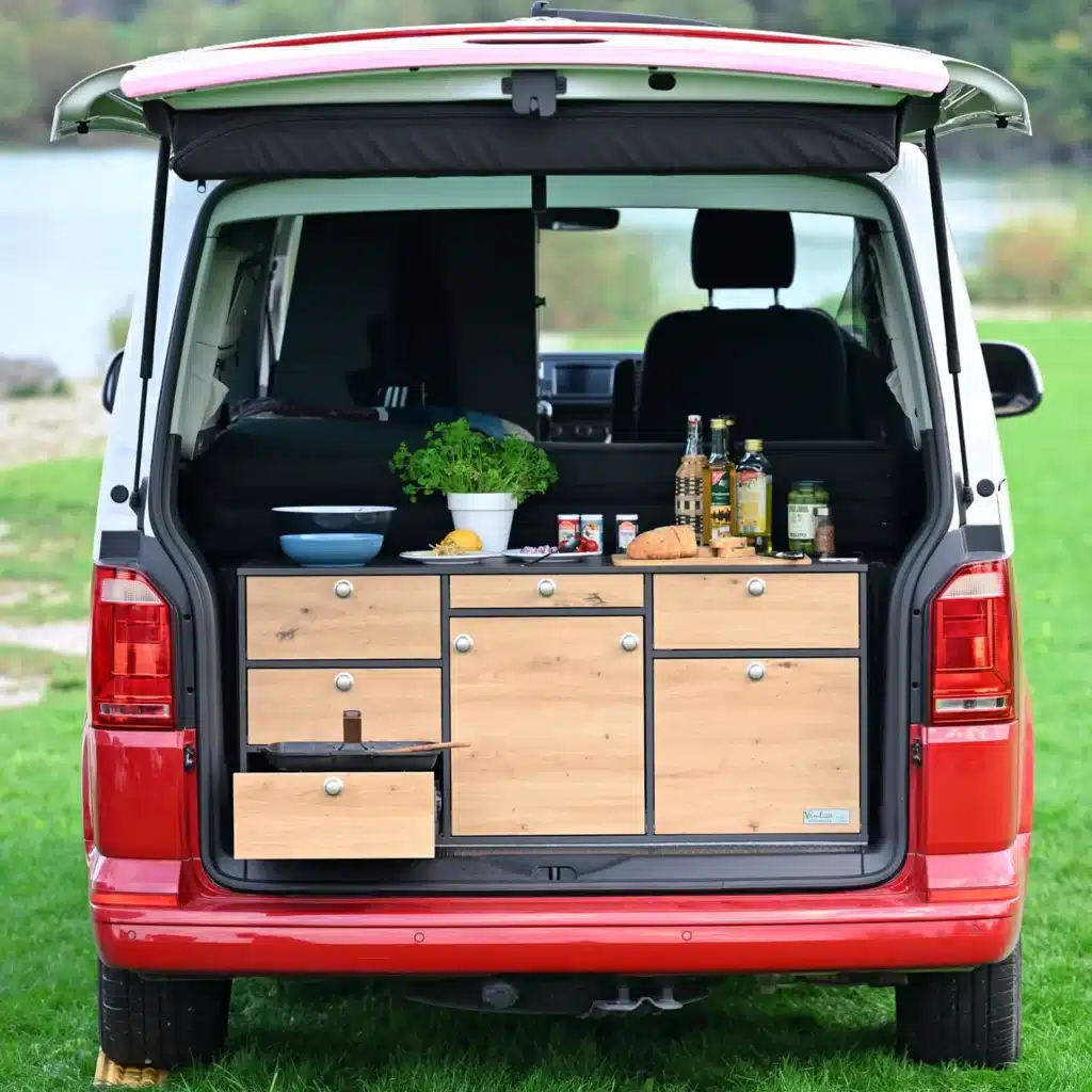 VanEssa Heckküche im VW Bus T5 T6 und See im Hintergrund