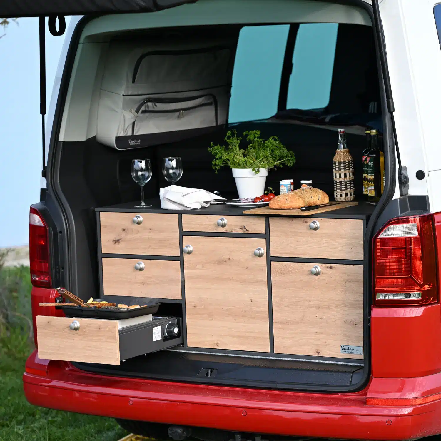 VanEssa Heckküche im VW Bus T5 T6 mit Grillpfanne und See im Hintergrund