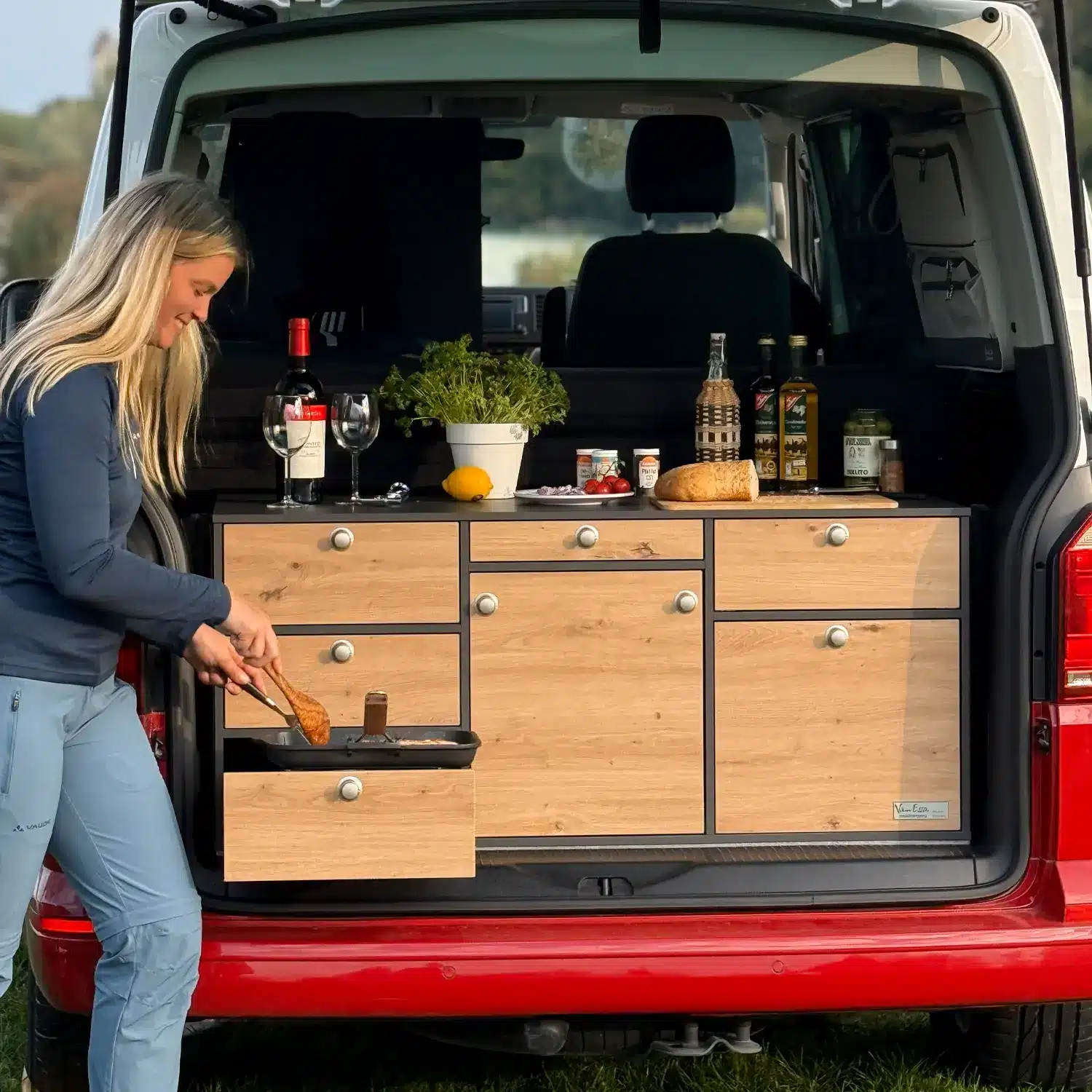 Kochen am VW Bus an Heckküche im VW T6 Beach