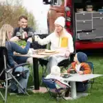 VanEssa Campingtisch hoch und niedrig aufgebaut mit Familie