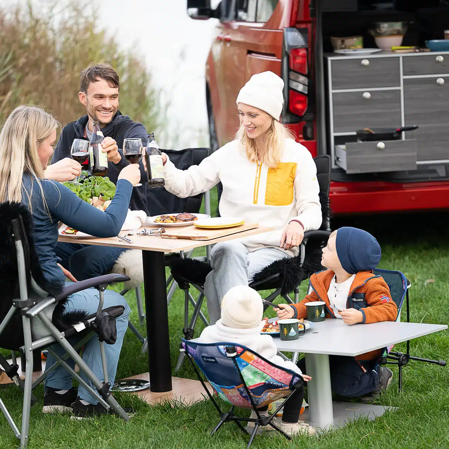 VanEssa Campingtisch hoch und niedrig aufgebaut mit Familie