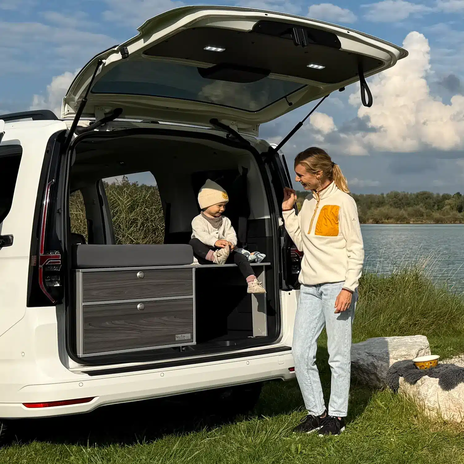 VanEssa Schlafsystem geteilt im VW Caddy 5 mit Frau und Kind