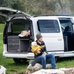 VanEssa Schlafsystem geteilt im VW Caddy 5 mit Heckschubladenmodul