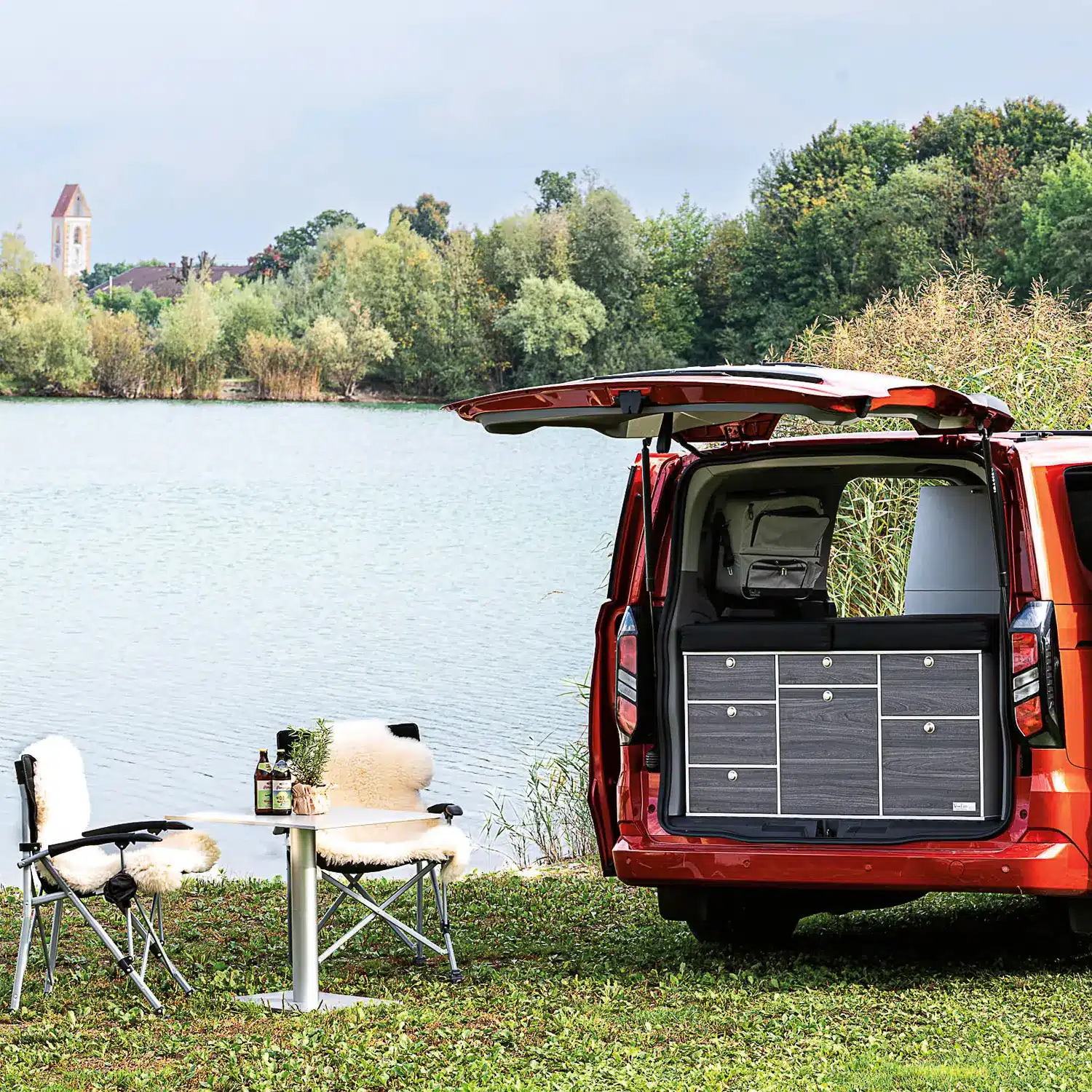 VanEssa Heckküche und Schlafsystem im Ford Custom Bus am See