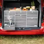 VanEssa Heckküche im Ford Custom Bus am See Frühstück vorbereiten