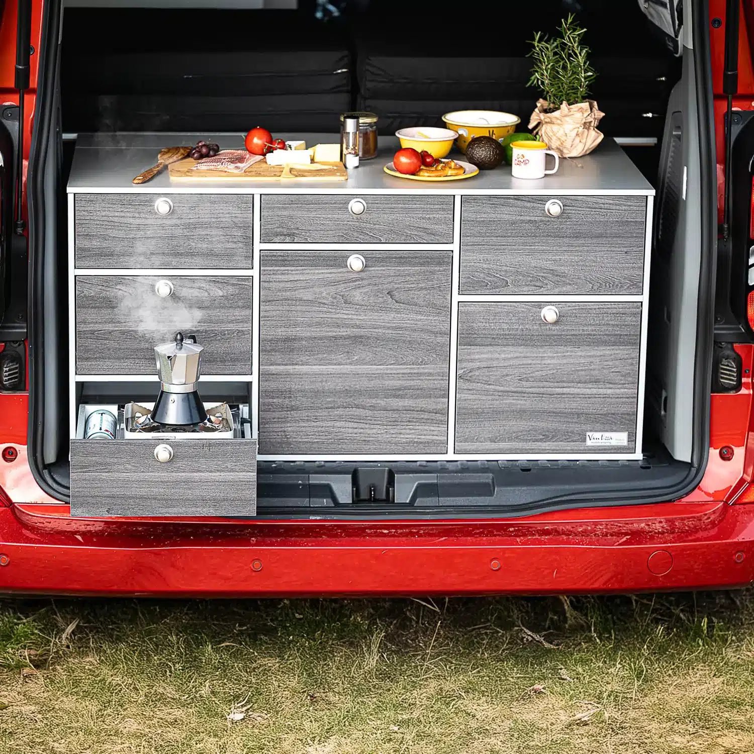 VanEssa Heckküche im Ford Custom Bus am See Frühstück vorbereiten