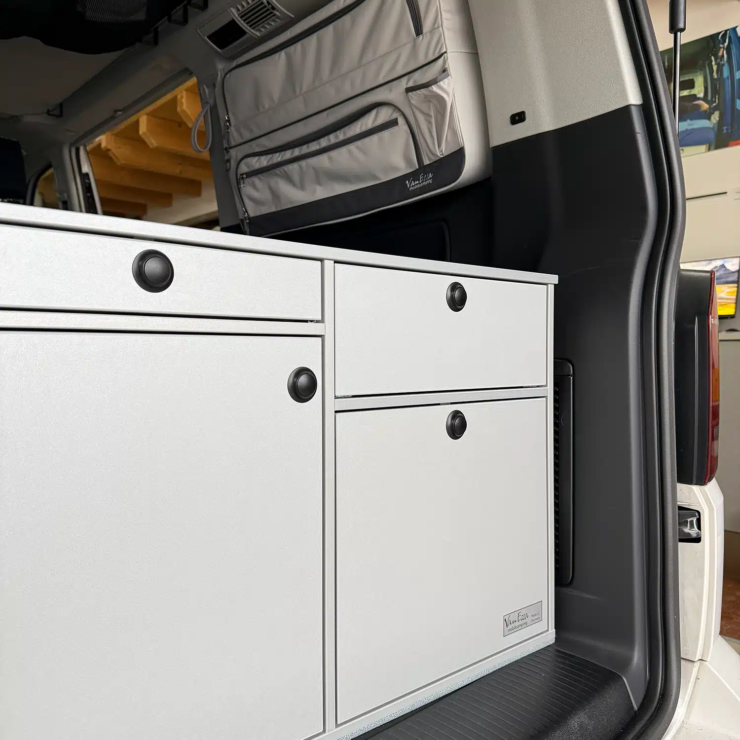 Druckschloss schwarz geschlossen in VanEssa Heckkueche Silber Silber