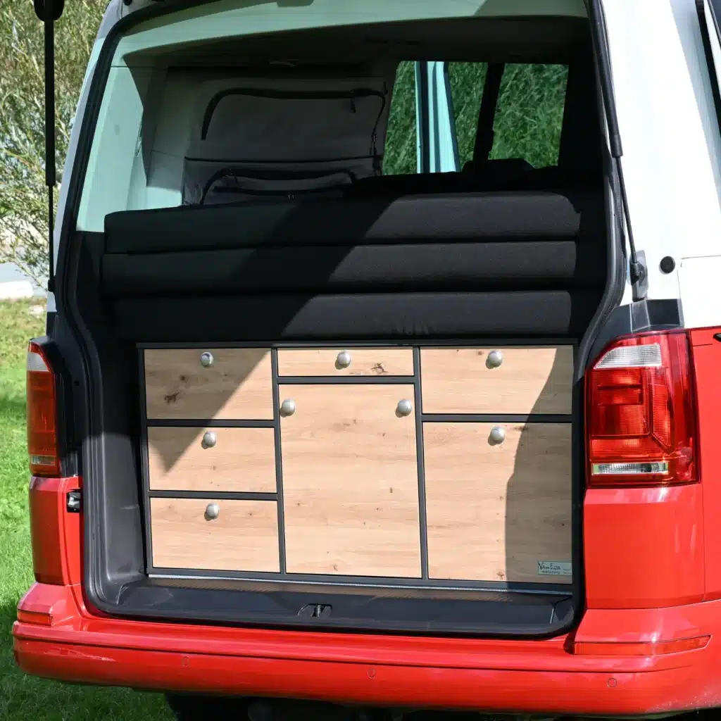 VanEssa Faltmatratze im Heck des VW T6 Beach