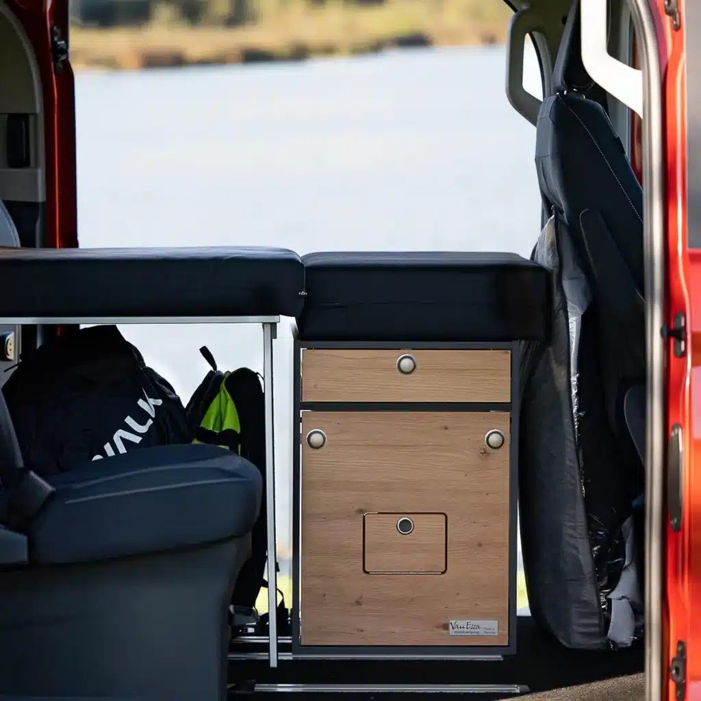 VanEssa Bettverlängerung im Ford Custom ab 2024 in Graphit Wildeiche