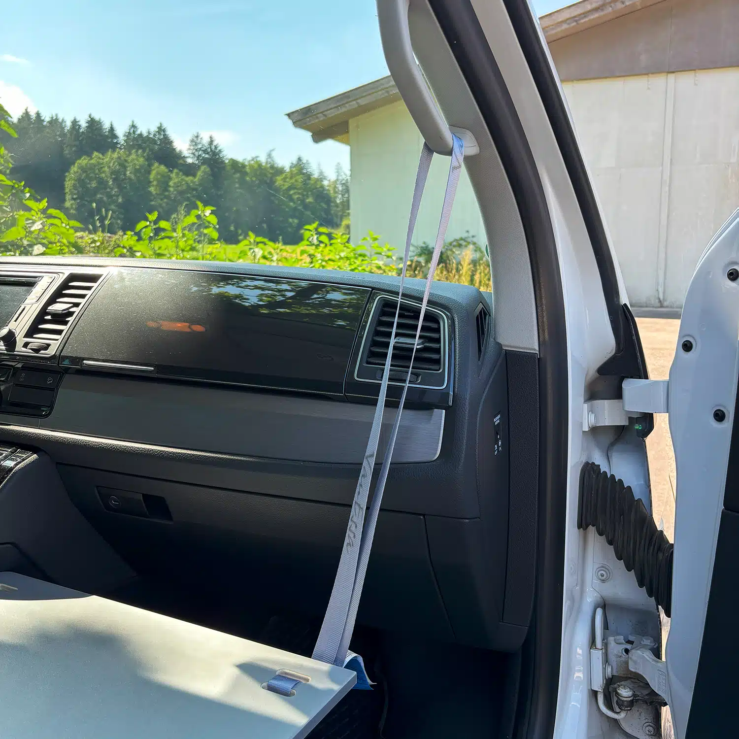 VanEssa crib VW T6 detail picture suspension