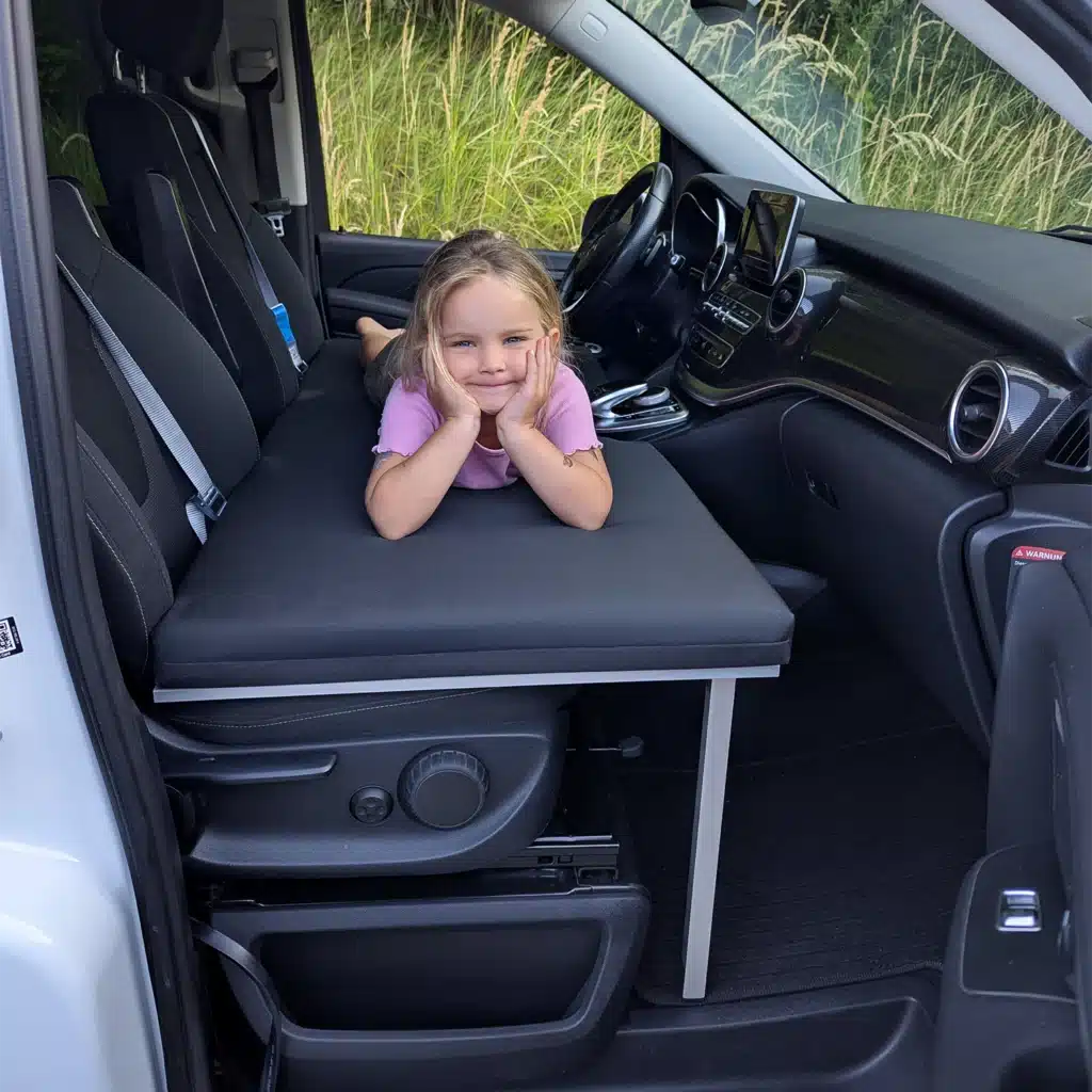 VanEssa Mercedes V Klasse Kinderbett Detailbild mit Kind