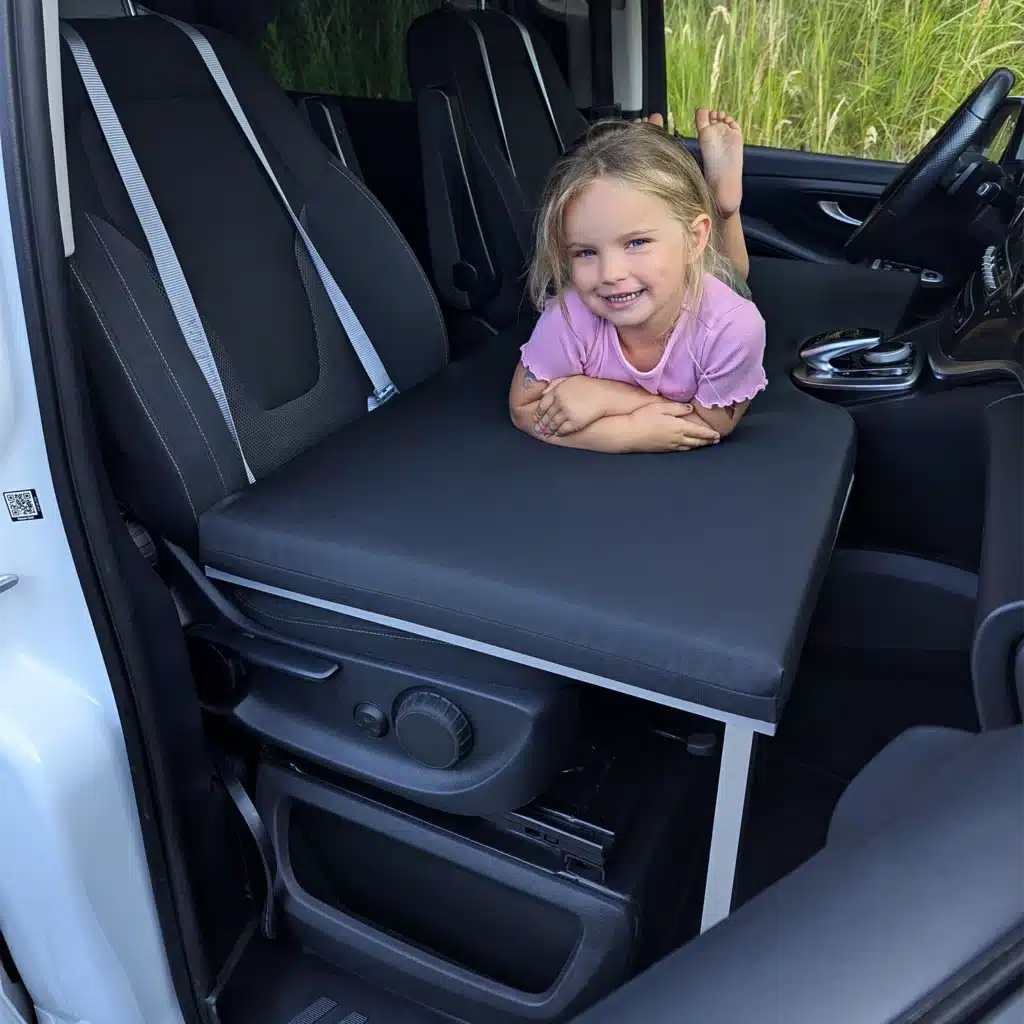VanEssa Mercedes V Klasse Kinderbett Detailbild mit Kind seitlich