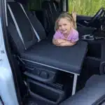 VanEssa Mercedes V Klasse Kinderbett Detailbild mit Kind seitlich